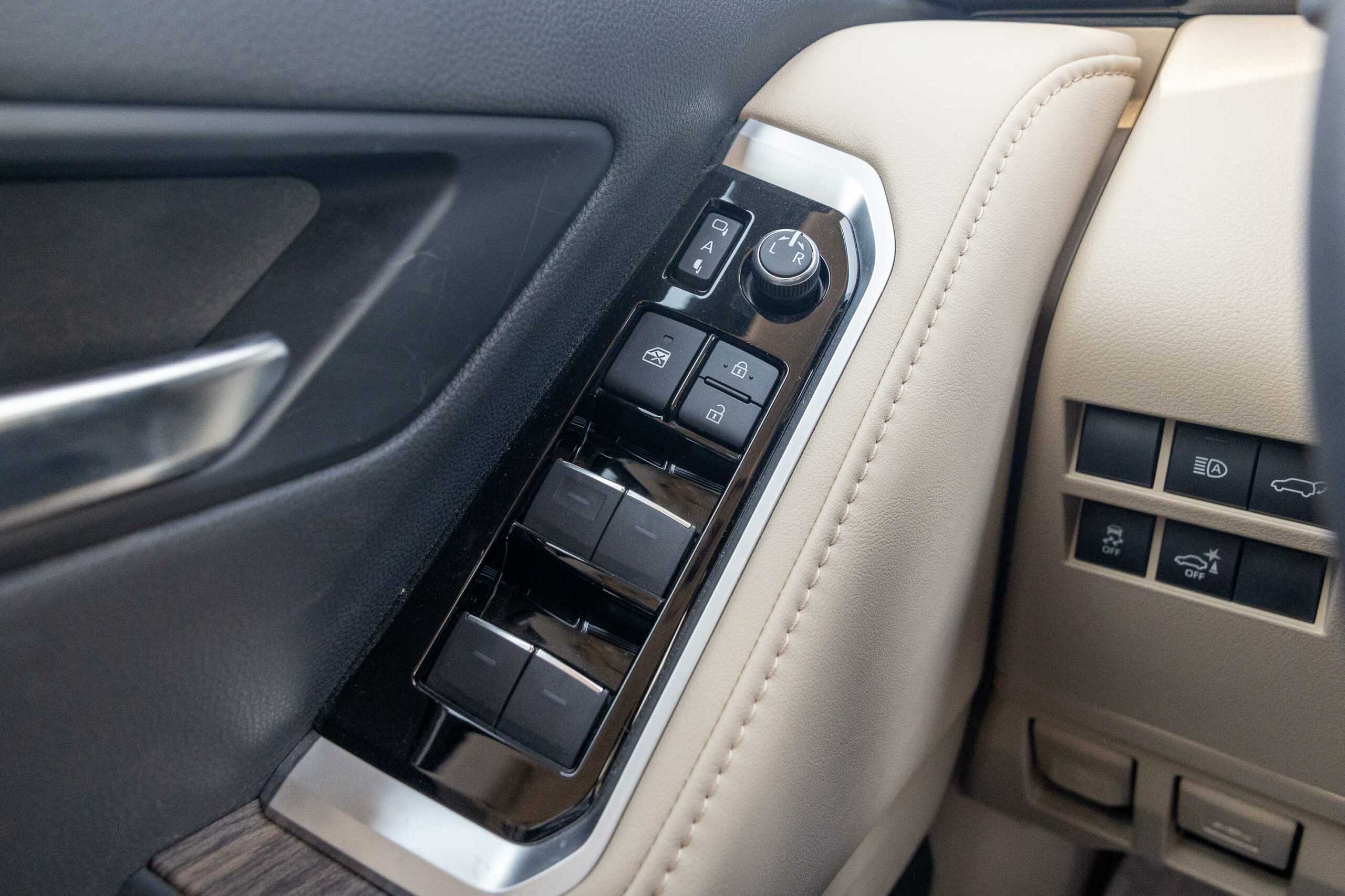 Toyota Land Cruiser VXR 300 2022 – White