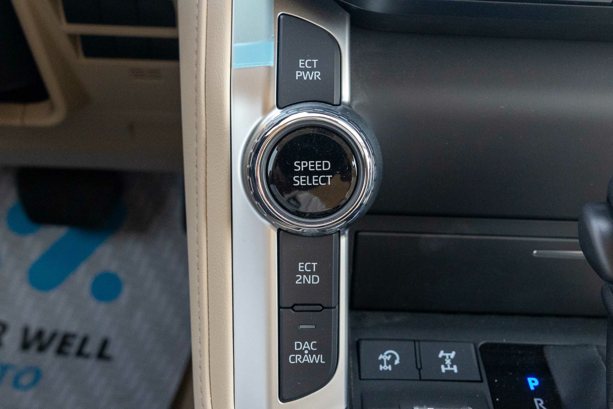 Toyota Land Cruiser VXR 300 2022 – White