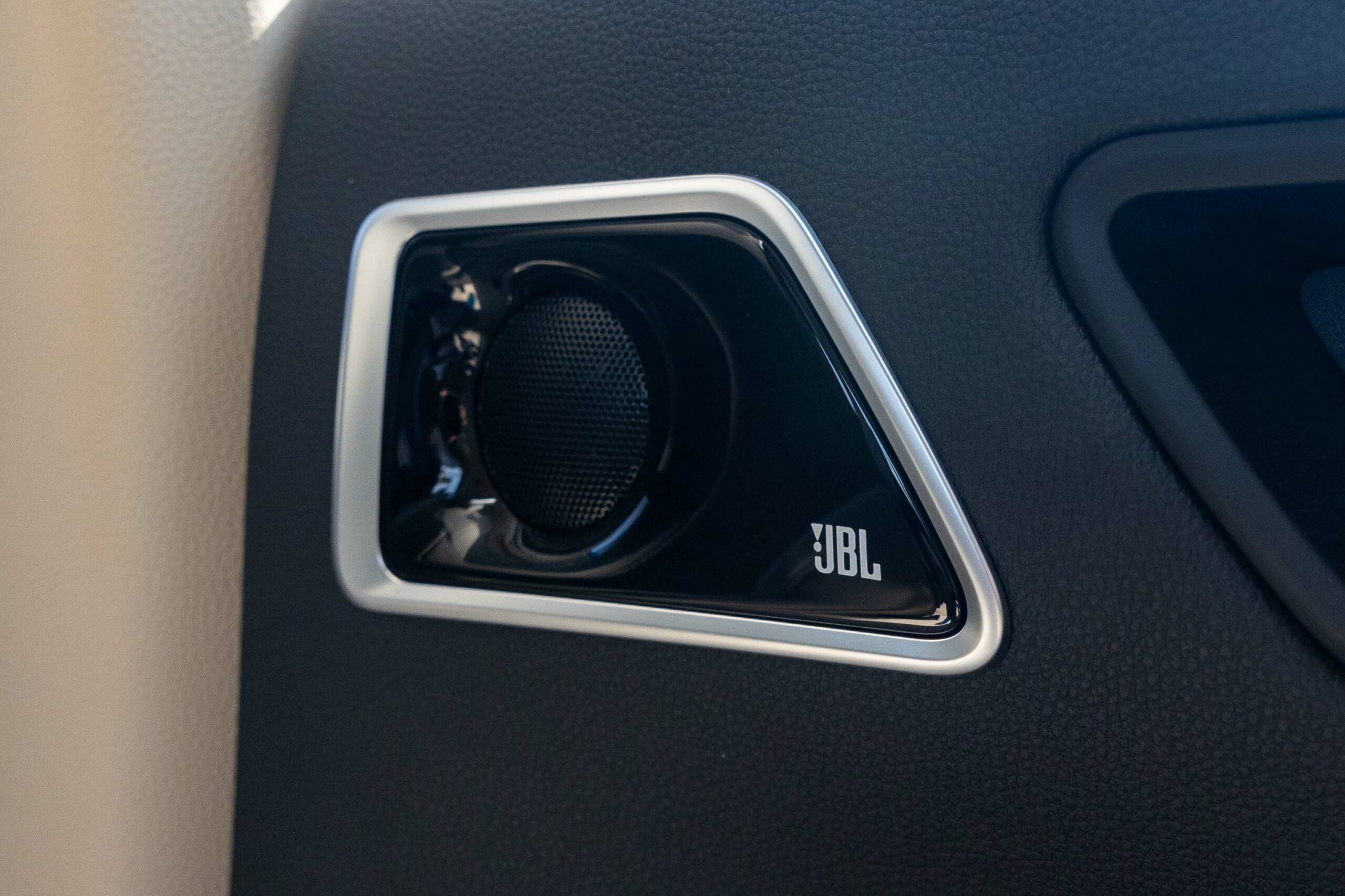 Toyota Land Cruiser VXR 300 2022 – White