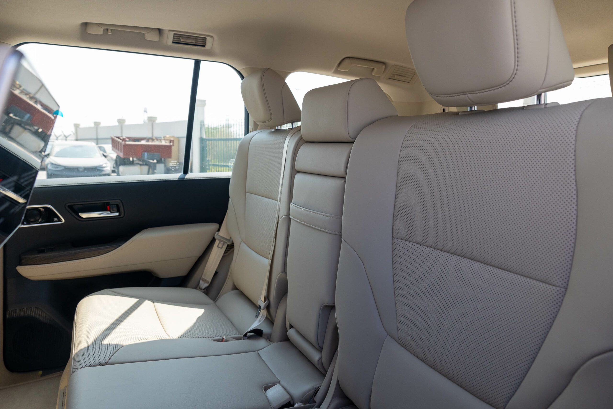 Toyota Land Cruiser VXR 300 2022 – White