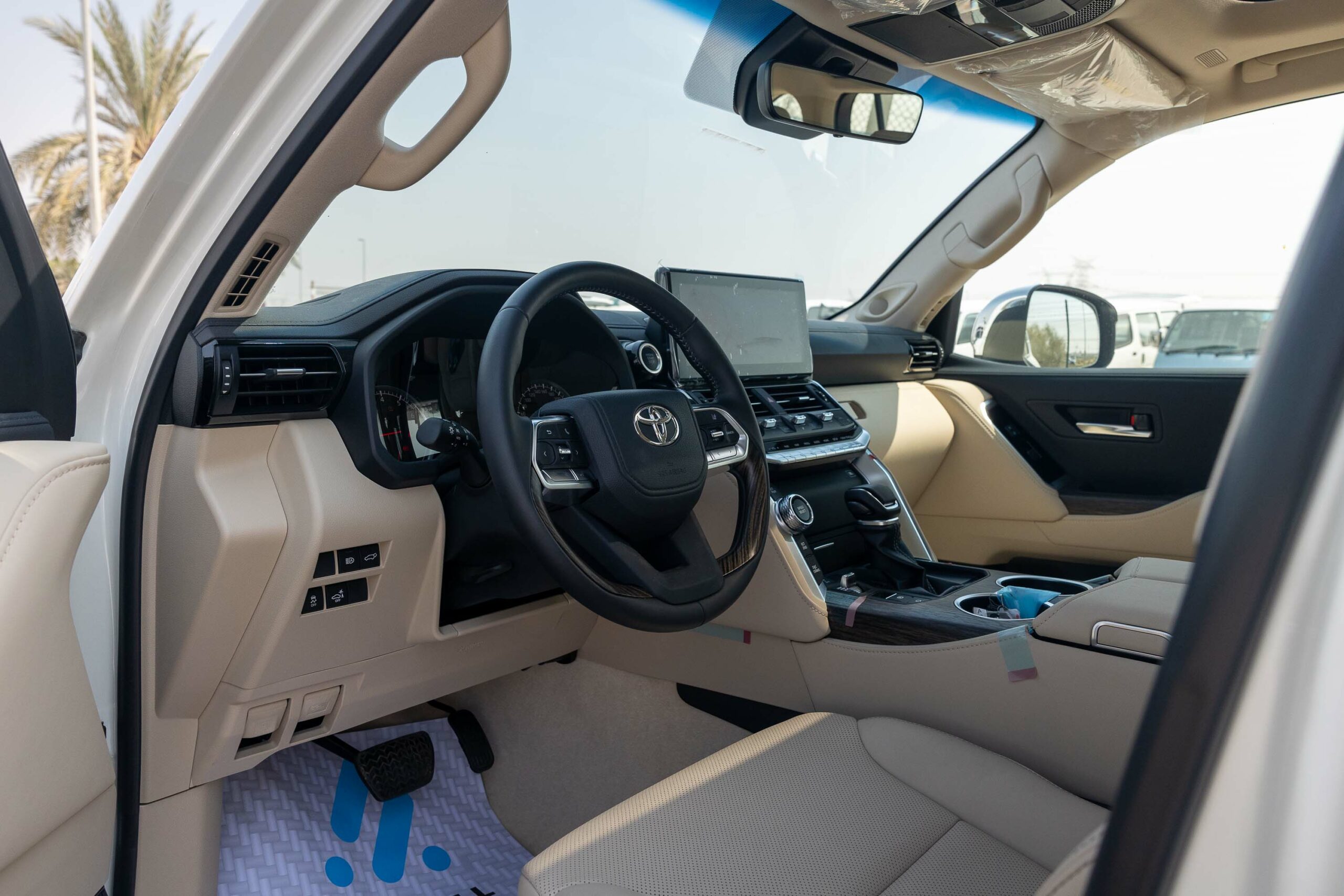 Toyota Land Cruiser VXR 300 2022 – White