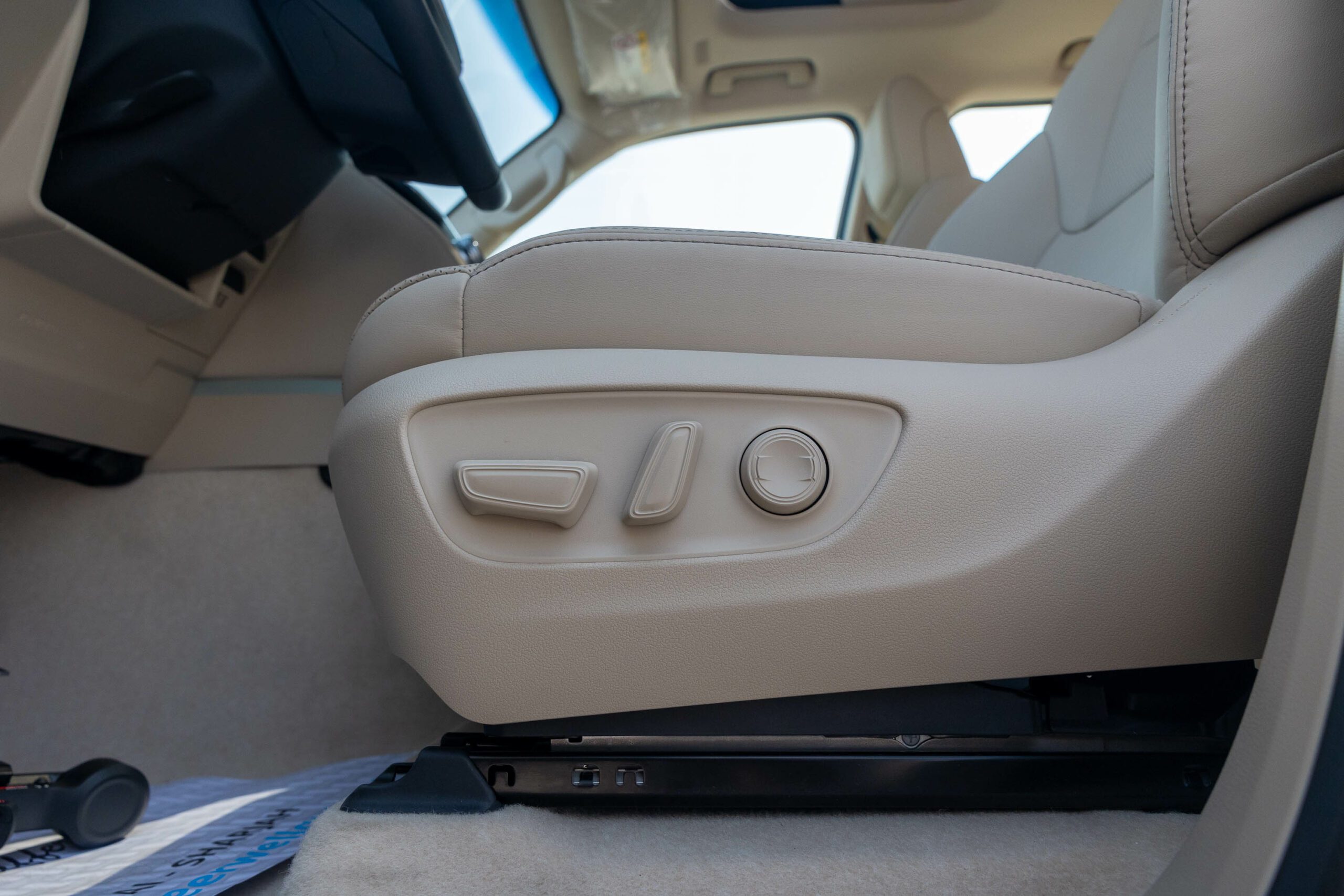 Toyota Land Cruiser VXR 300 2022 – White