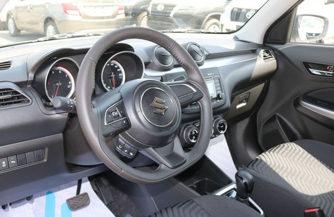 Suzuki Swift GLX 2024 – Silver