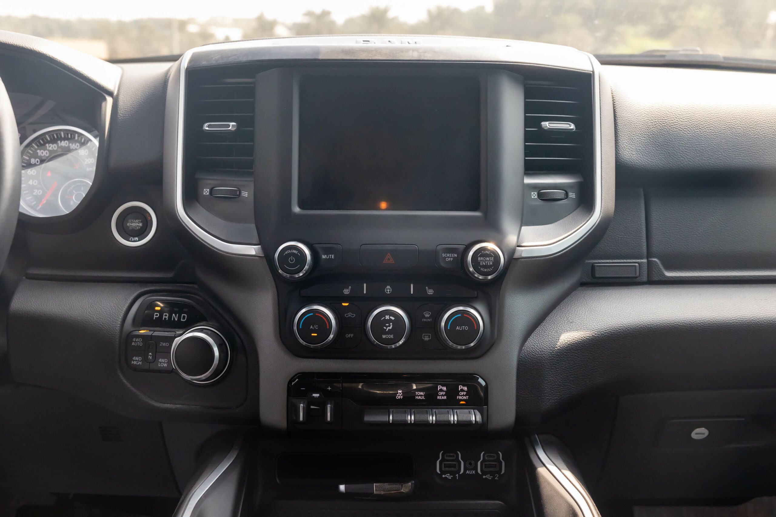 Dodge Ram Big Horn 2022 – Red