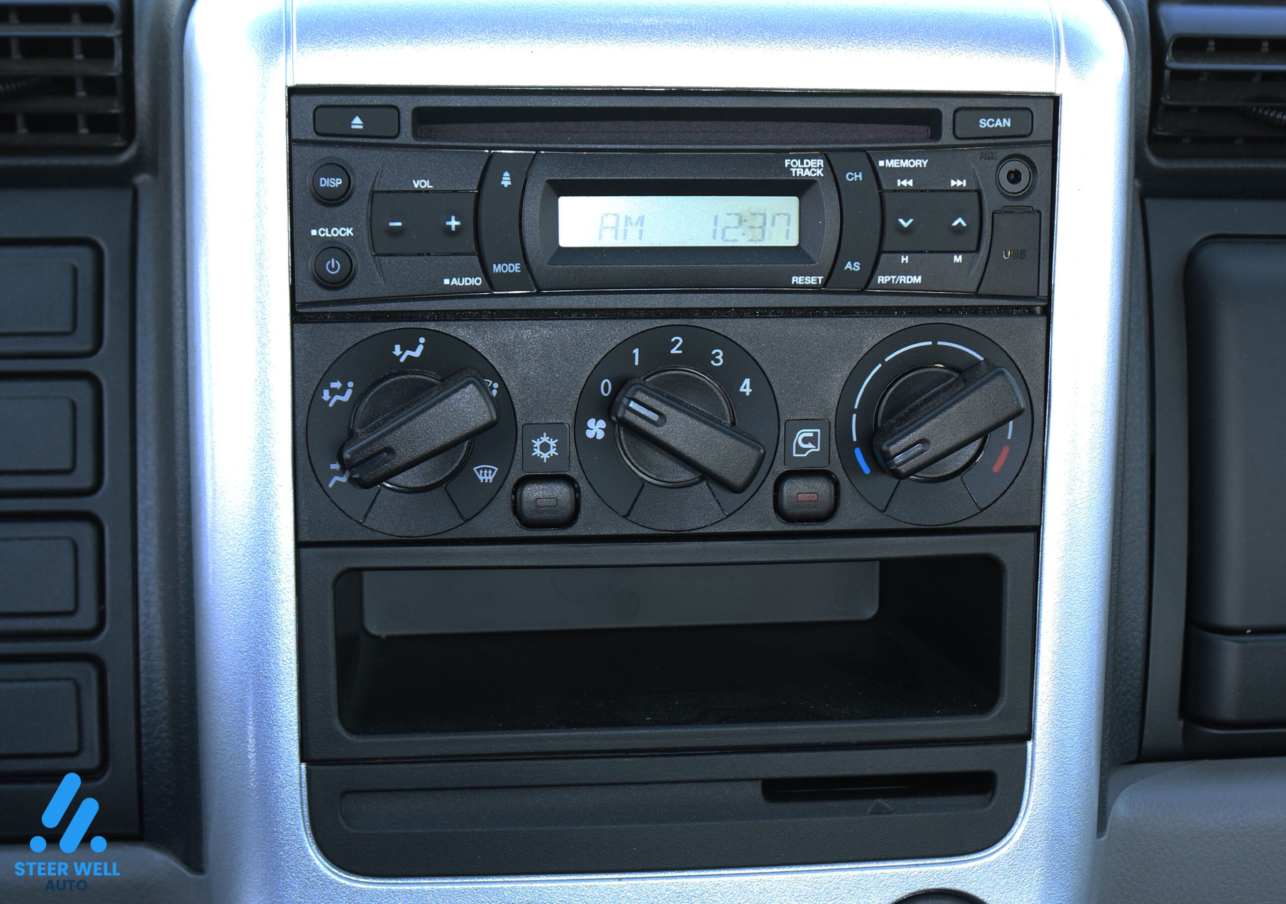 2023 Mitsubishi Canter 4D33  White