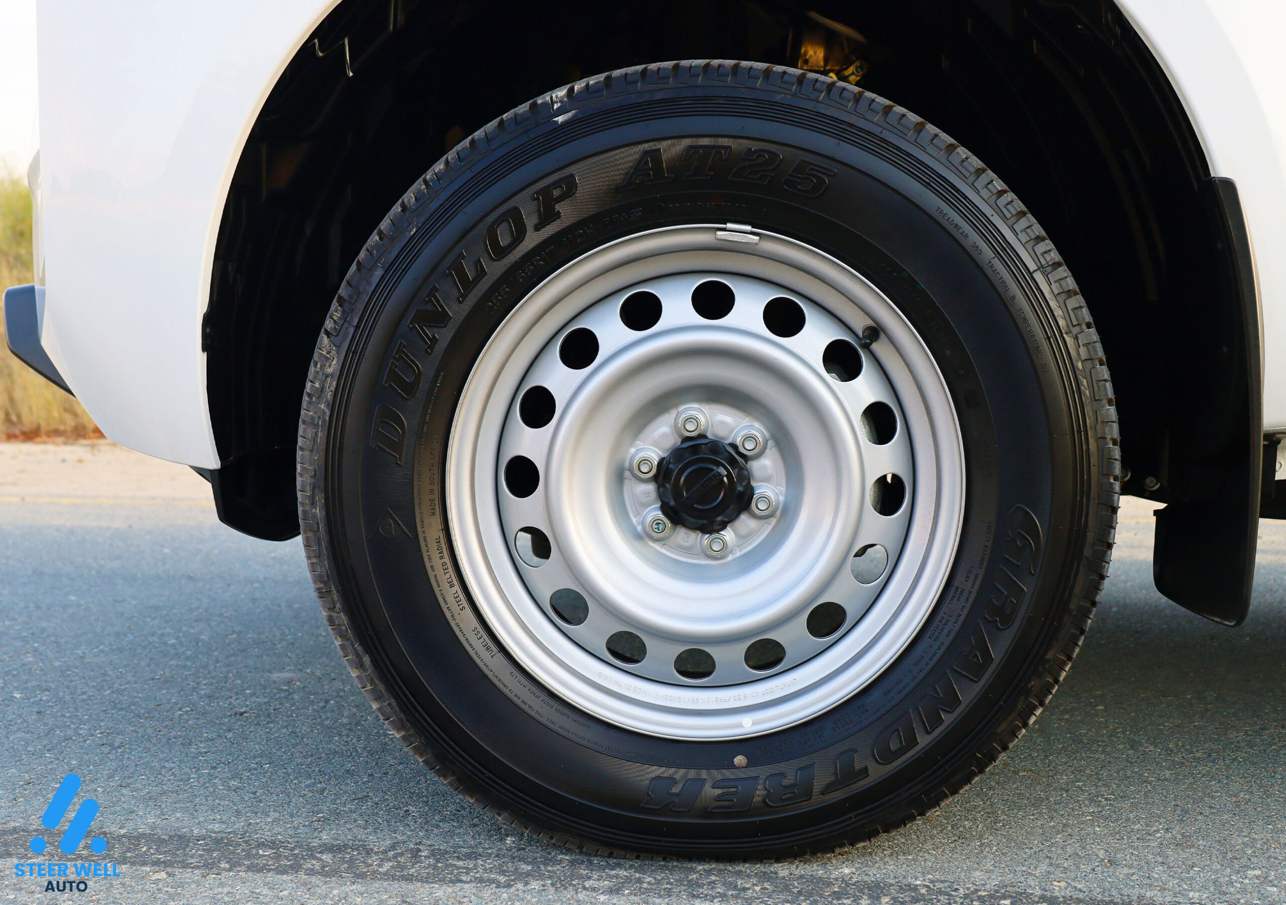 2023 Nissan Navara SE- White