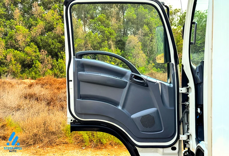 2022 Isuzu NPR 3.0L 4JJ1 RWD Closed Box – White